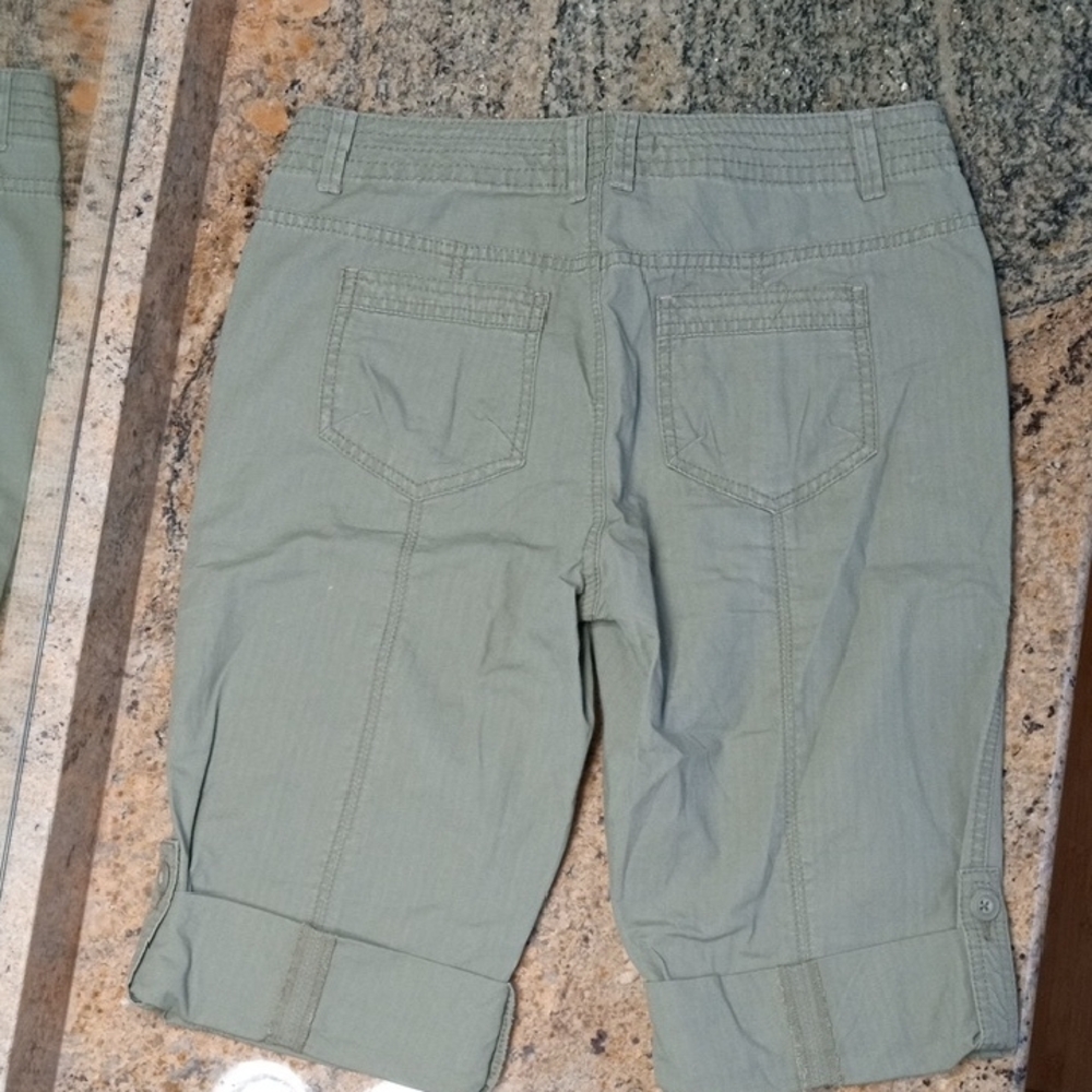 French Cuff Green Cargo Shorts/Capri Pants Casual Comfort. Size 6P - Picture 4 of 10